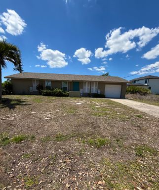 Beautiful Waterfront Home with Boat Lift for Rent – photo 1