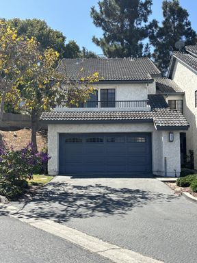Charming 3 Bedroom/2.5 Bathroom Townhome Available September 1st – photo 1