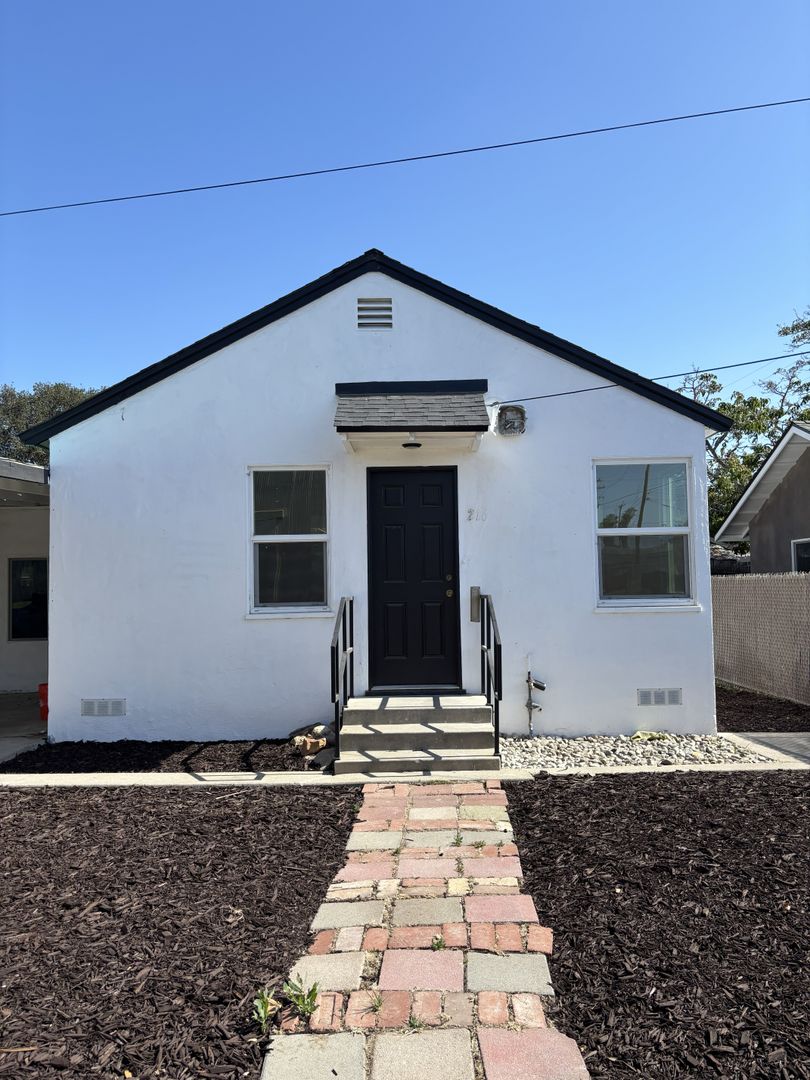 Santa Maria House: 218 Oak St. Unit C
