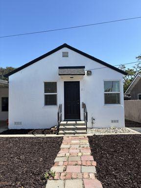Charming Fully Renovated 1-Bedroom Home – Available Now! – photo 1
