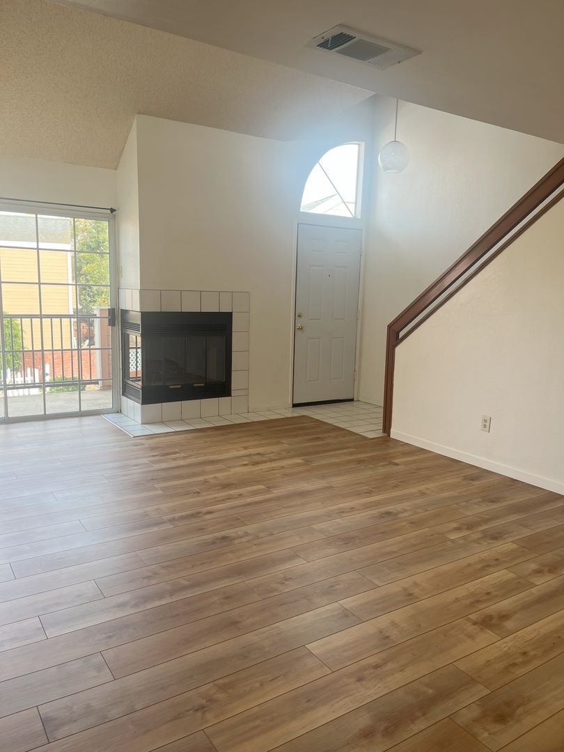 Santa Maria Townhome: 2490 Village Green