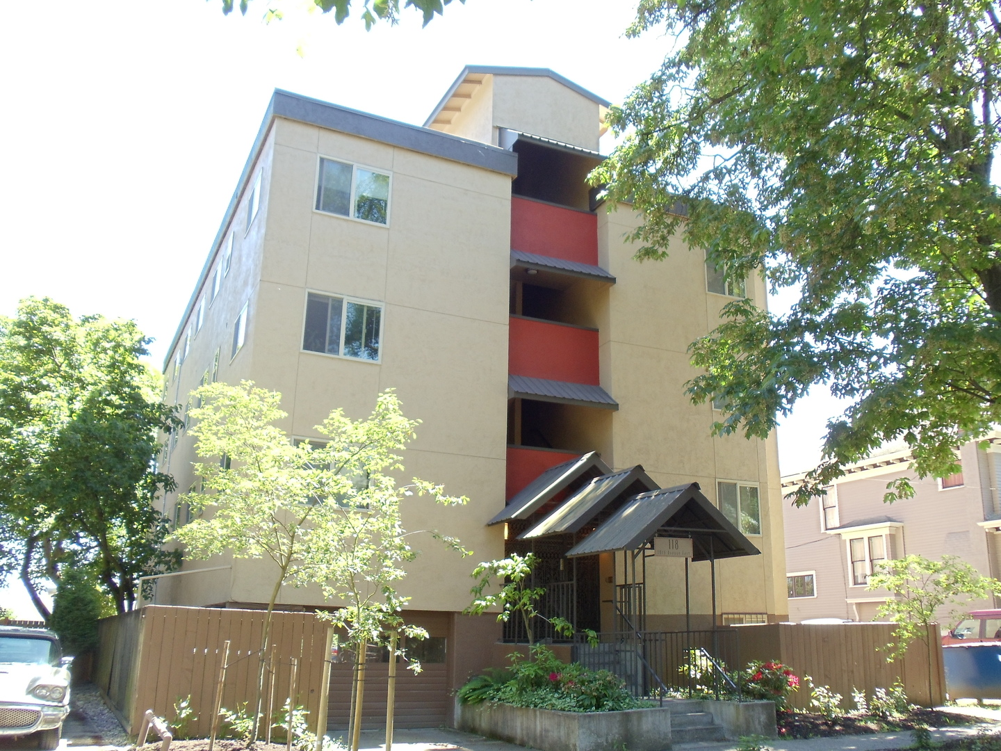 Seattle Apartment: 118 18th Ave E
