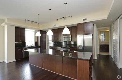 Expansive Luxury Living: Stunning 3-Bedroom Apartment with Riverfront and Downtown Views in Austin – photo 1