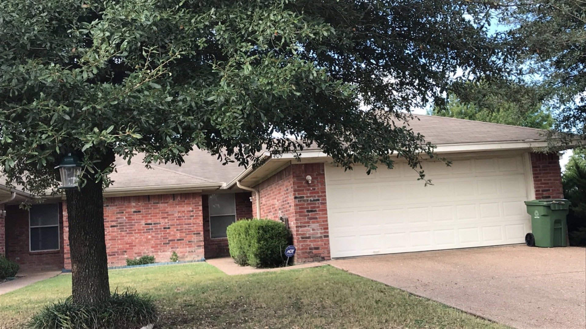 Hewitt House: 409 Connie Dr.