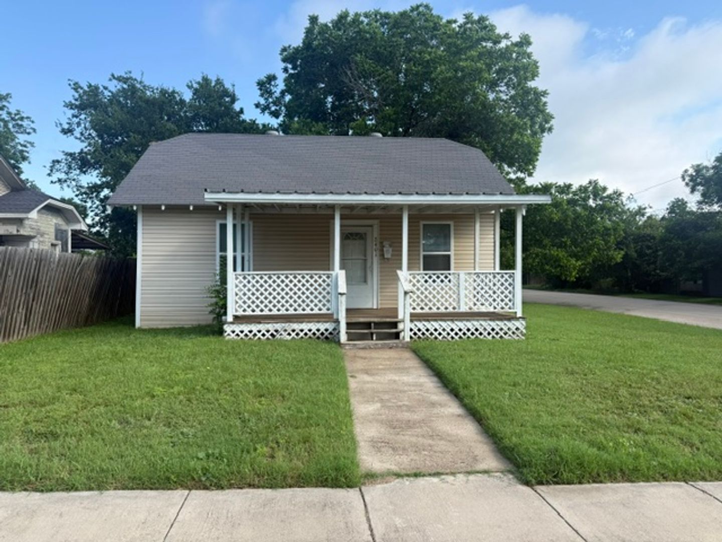 Waco House: 2401 McKenzie Ave