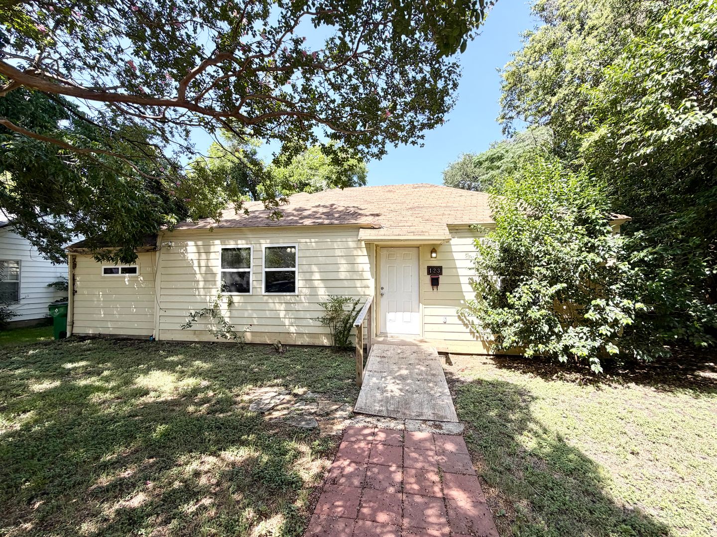 Waco House: 123 Victory Dr