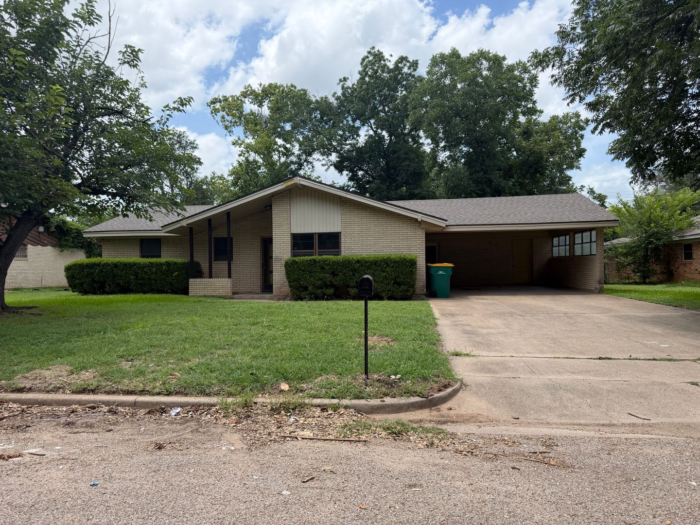 Waco House: 108 E Santa Anna St