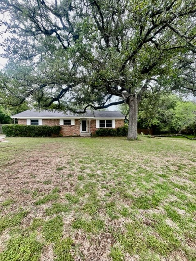 Waco House: 3310 MacArthur Dr.