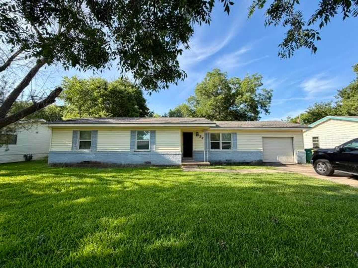 Robinson House: 122 Meadowbrook St
