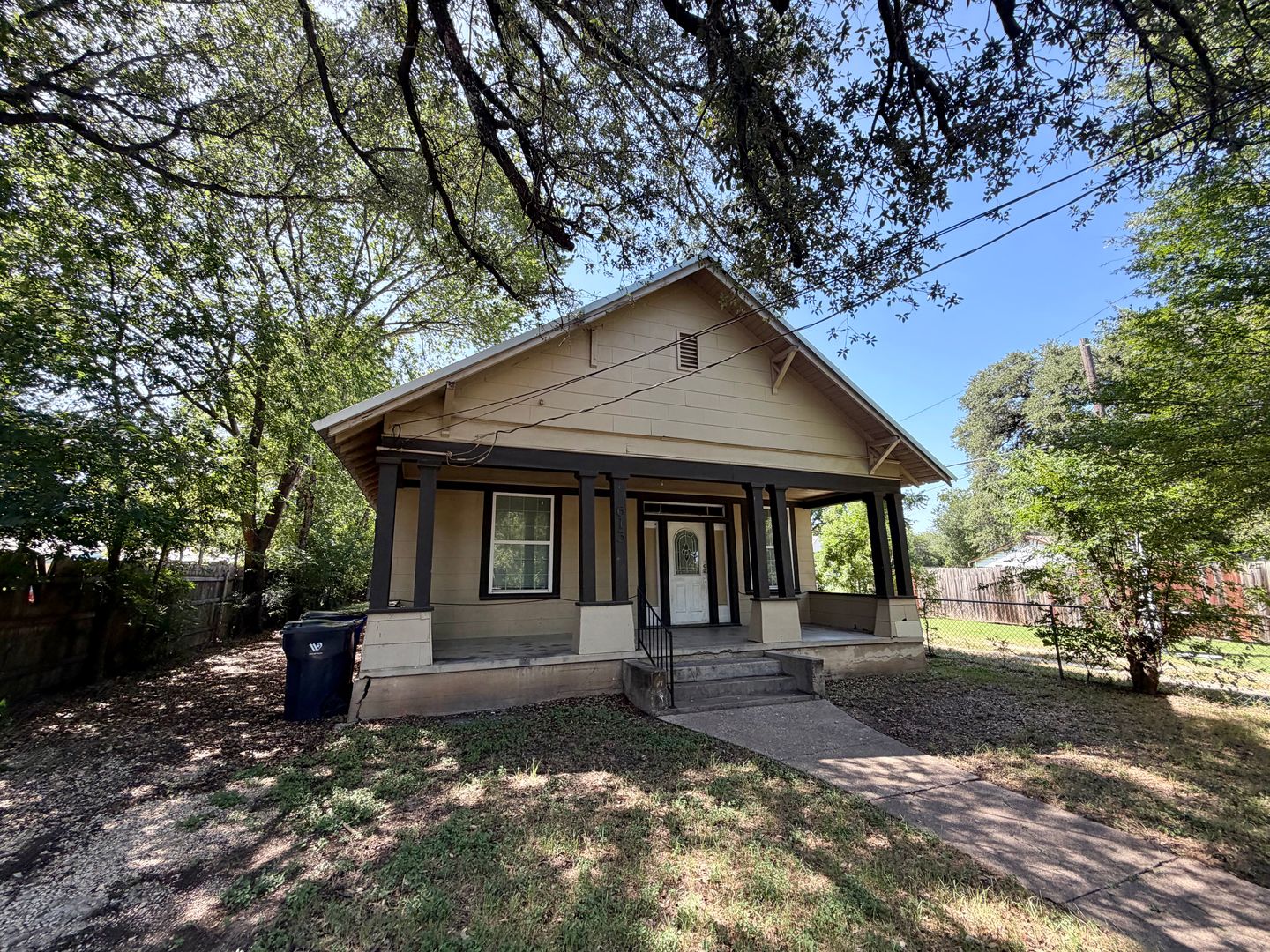 Waco House: 613 Garland Ave