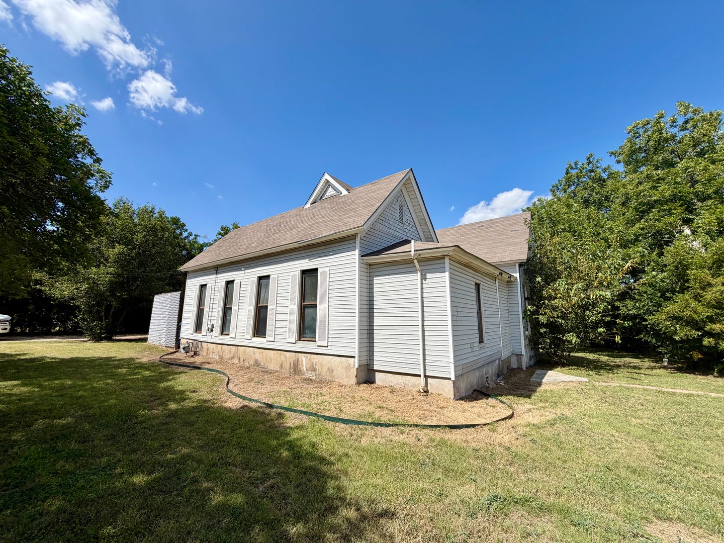 Waco House: 100 N 1st St