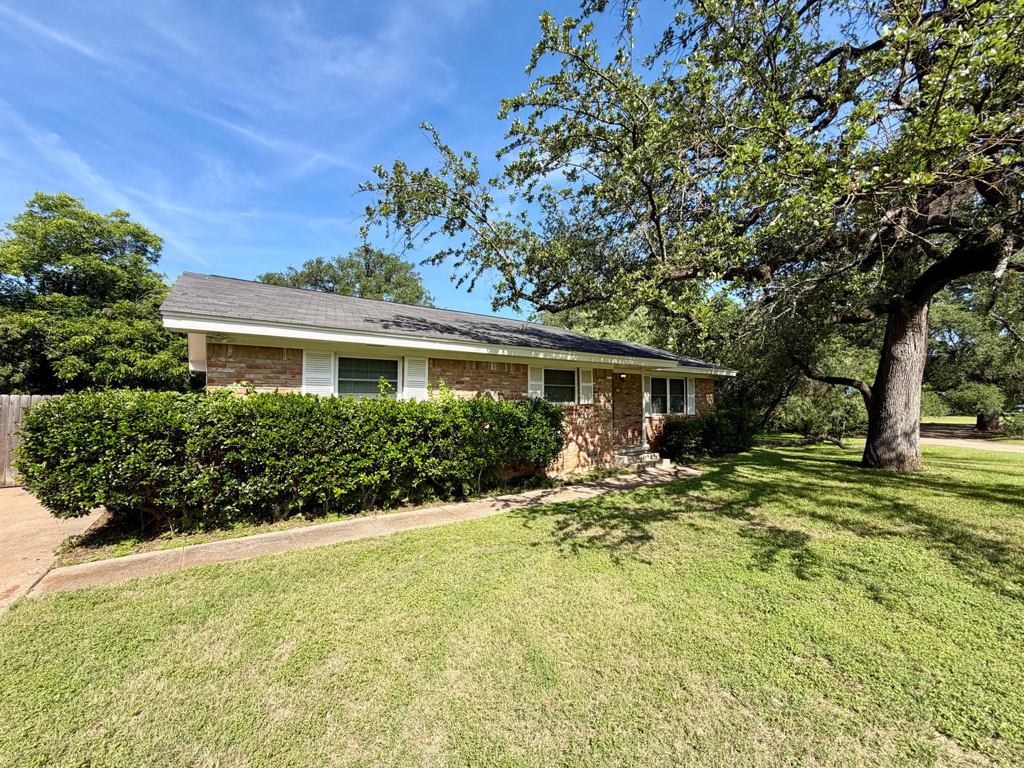Waco House: 3310 MacArthur Dr.