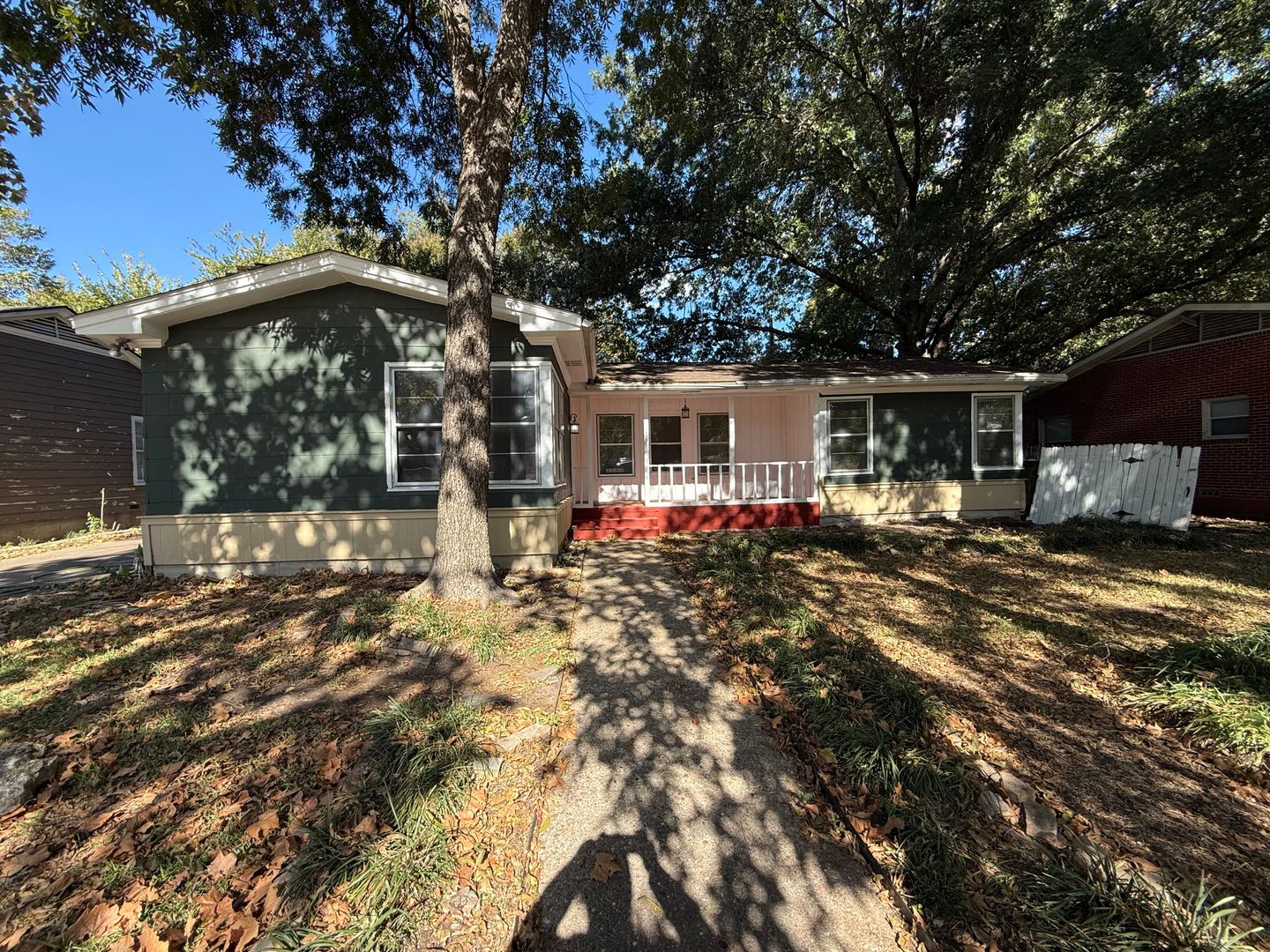 Waco House: 3609 E Brookview Dr.