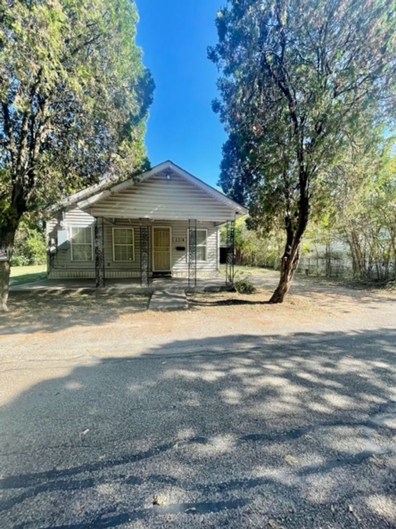 Waco House: 2314 Mistletoe St