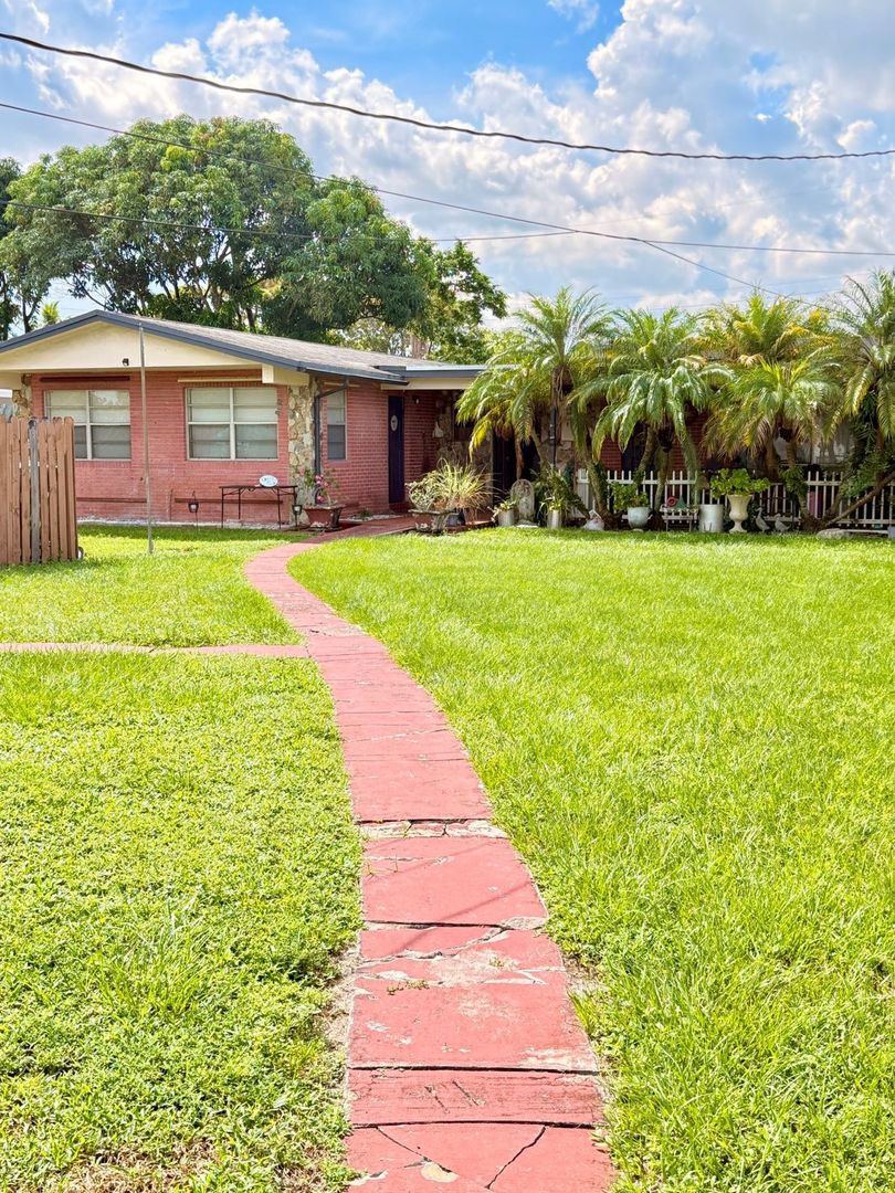 DANIA Apartment: 4088 SW 51 ST