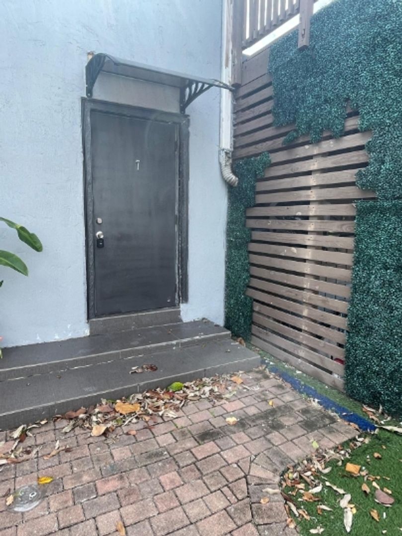 Dania Beach Apartment: 22 Southeast 10th Terrace