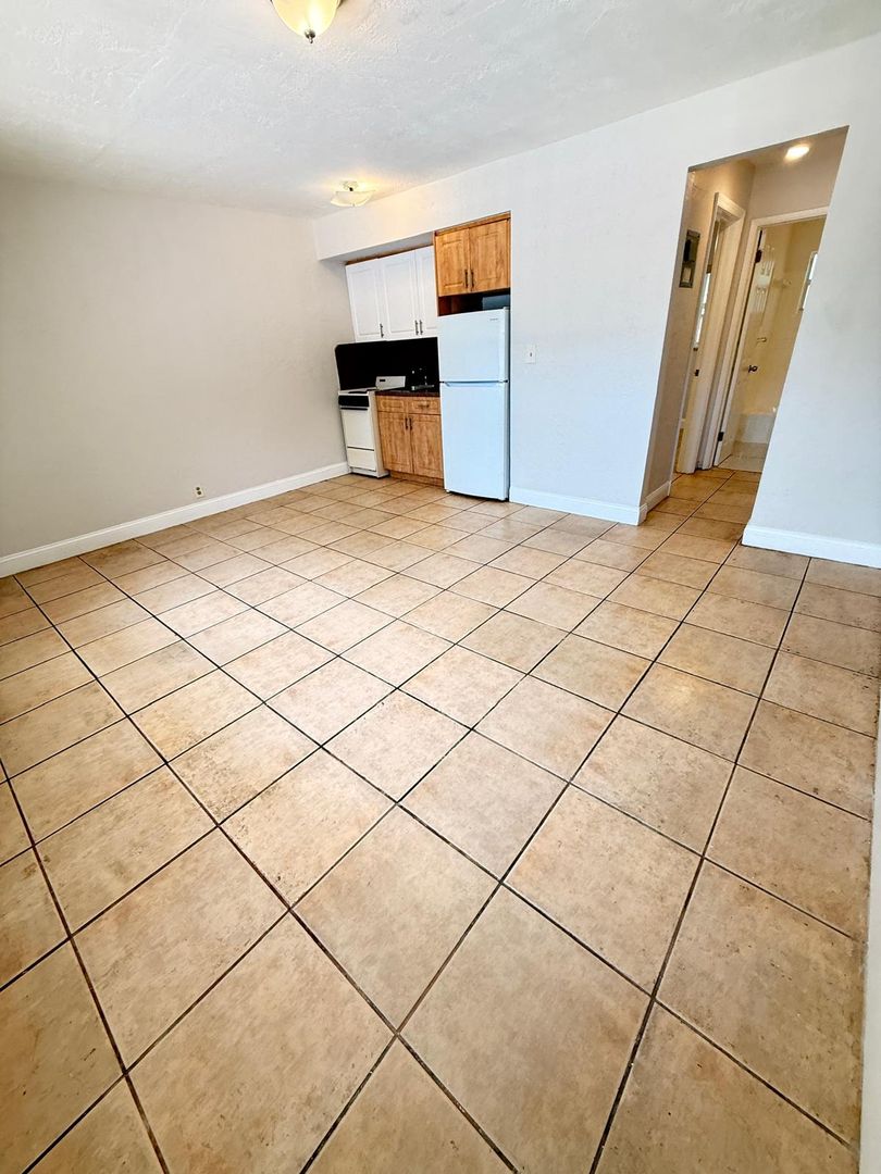 Hollywood Apartment: 1845 Liberty Street