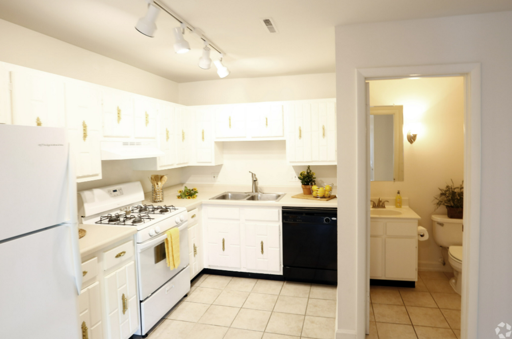 Fort Wayne Apartment: 700 Candlelite Ct