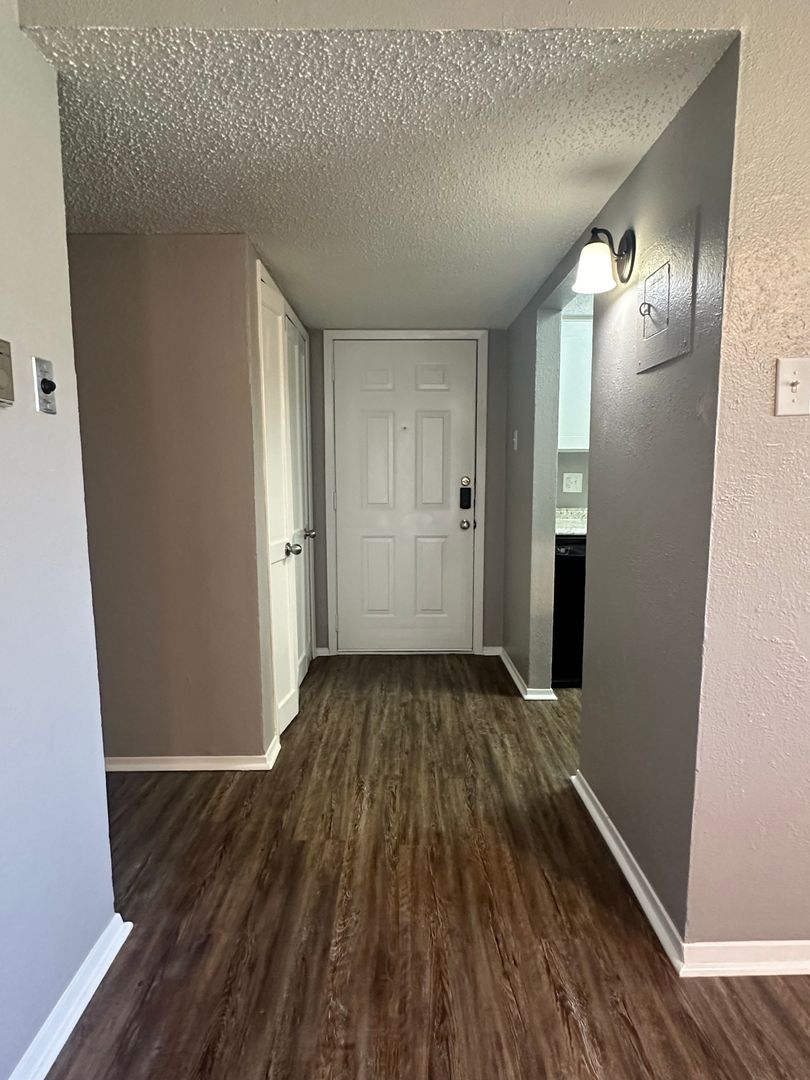 Longview Apartment: 2114 E Marshall Ave