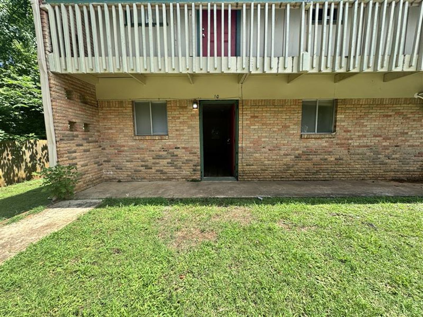 Palestine Apartment: 222 S Church St.