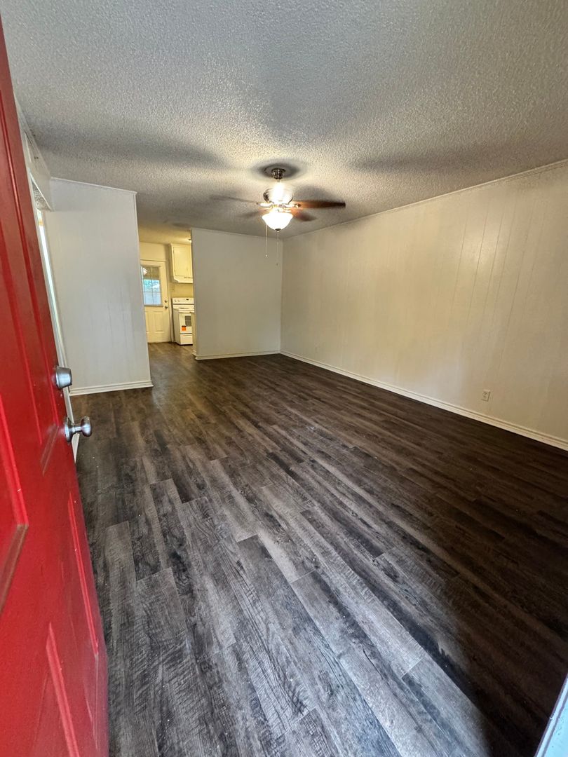 Palestine Apartment: 222 S Church St.