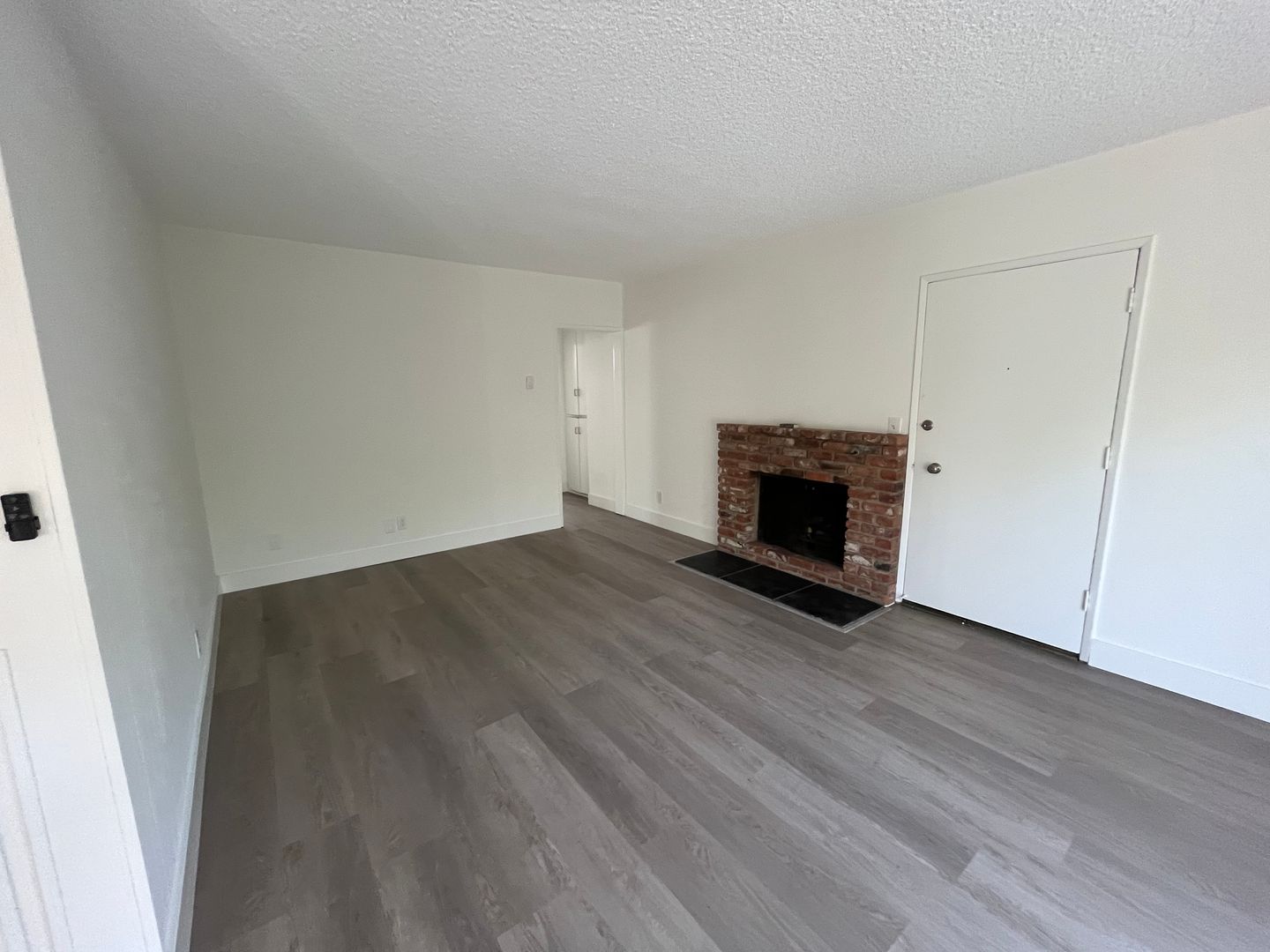 Los Angeles Apartment: 1407 Brockton Ave.