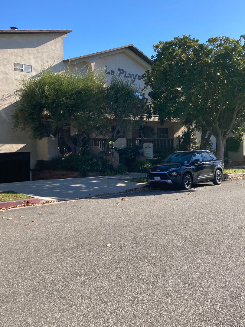 Santa Monica Apartment: 1313 9th St.