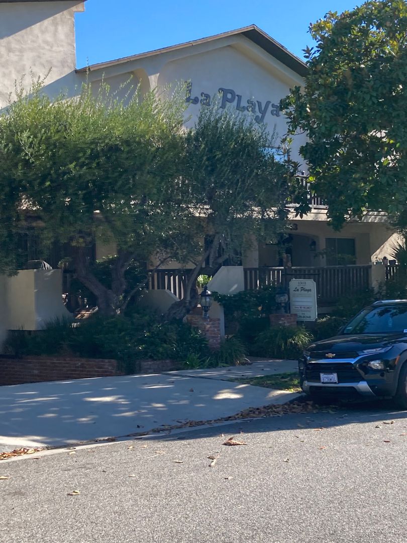 Santa Monica Apartment: 1313 9th St.