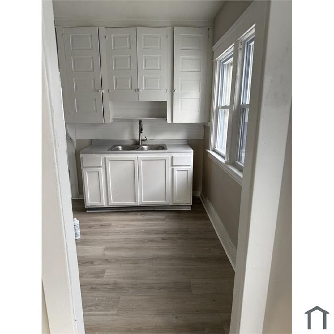 Cleveland Apartment: 11903 Fairport Ave