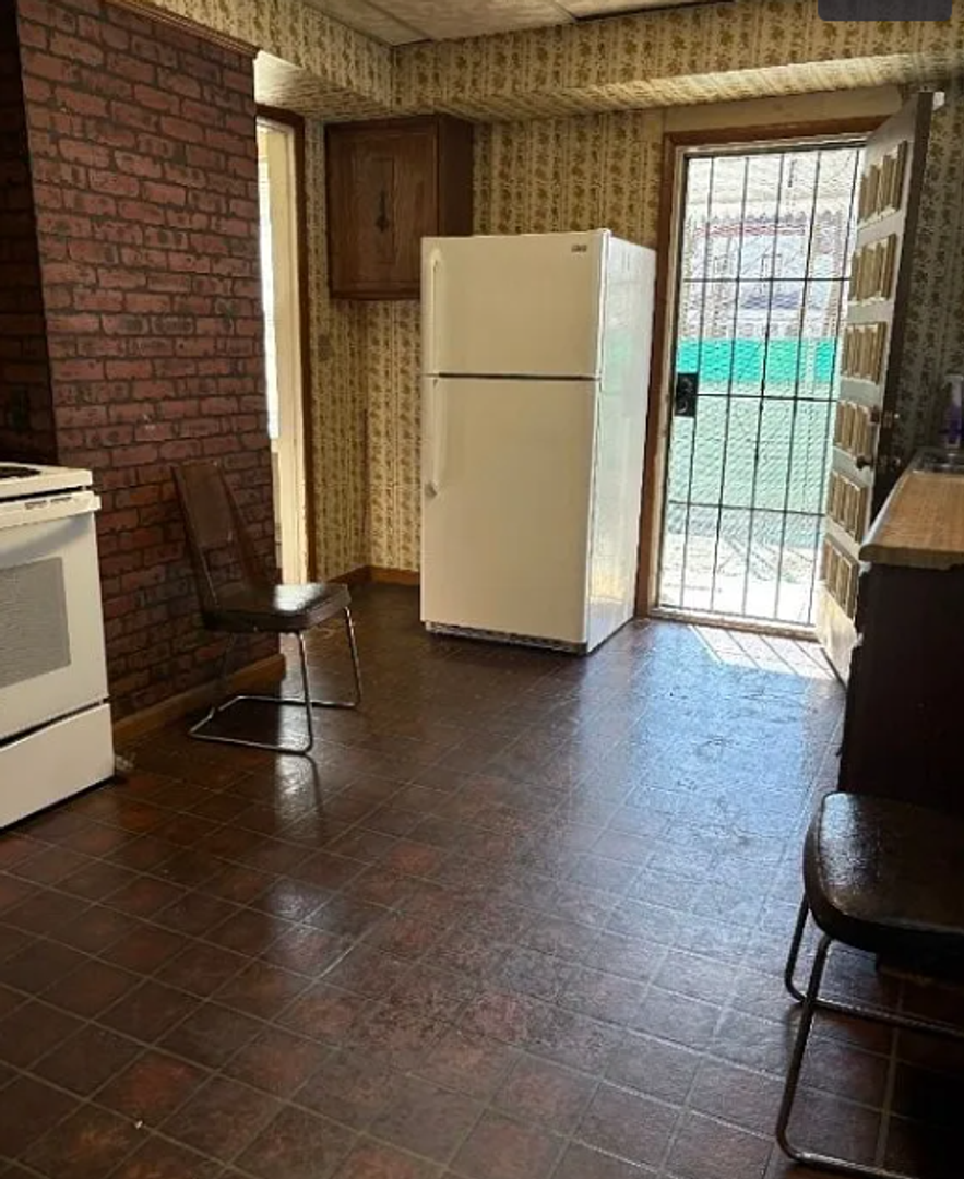 CLEVELAND House: 10814 HULL AVE