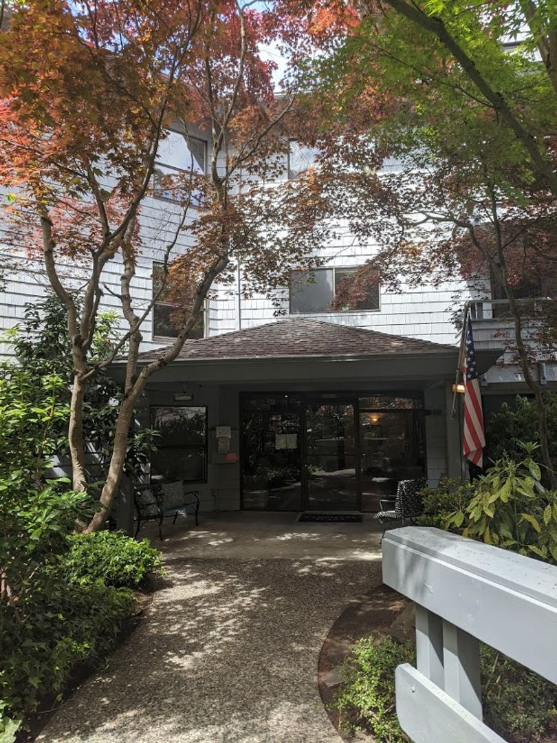 Mercer Island Condo: 7930 SE 34th Street #402