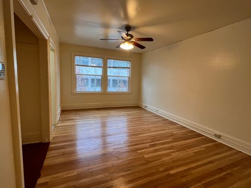 Spacious Studio with AC on Top Floor of Vintage Building! – photo 1