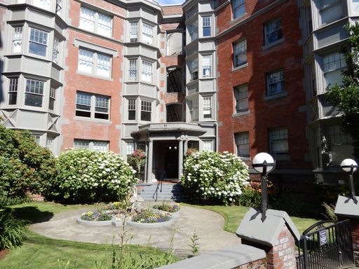 NW EFFICIENCY ROOM: Cozy, Shared Bath, Vintage Bldg, Grt Location! – photo 1