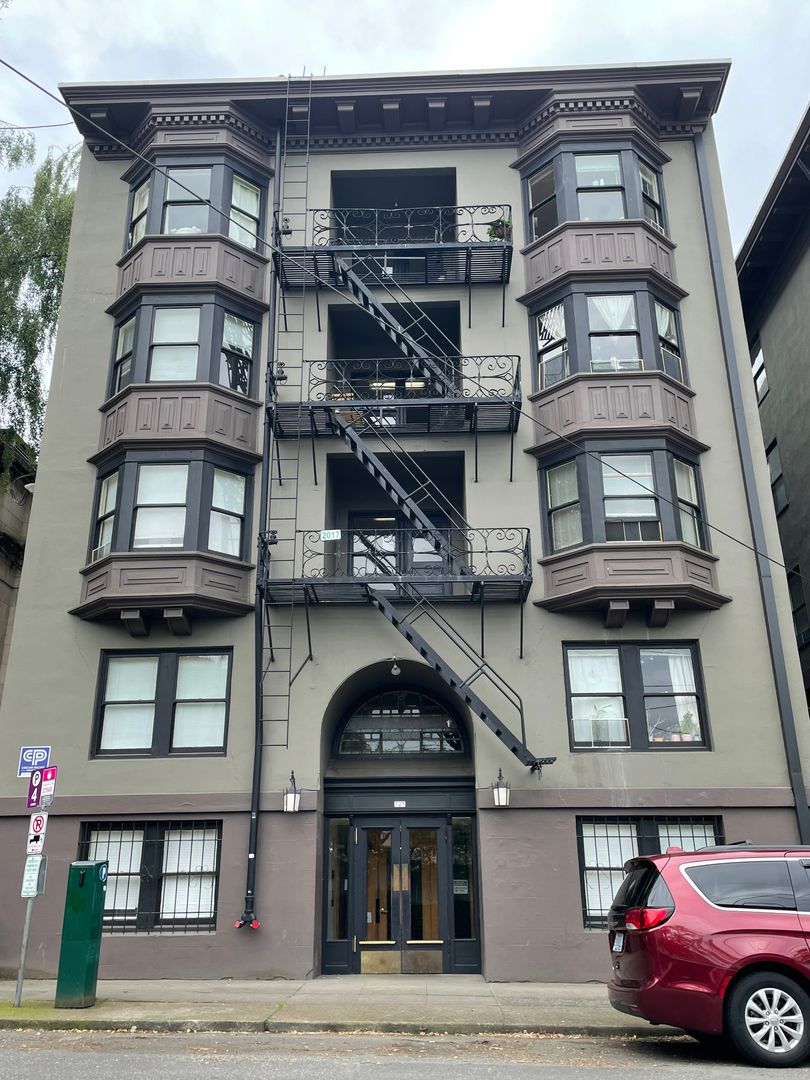 Portland Apartment: 325  NW 18th  Ave.