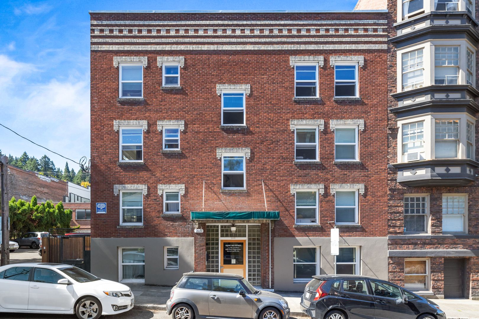 Portland Apartment: 215 NW 22nd Pl