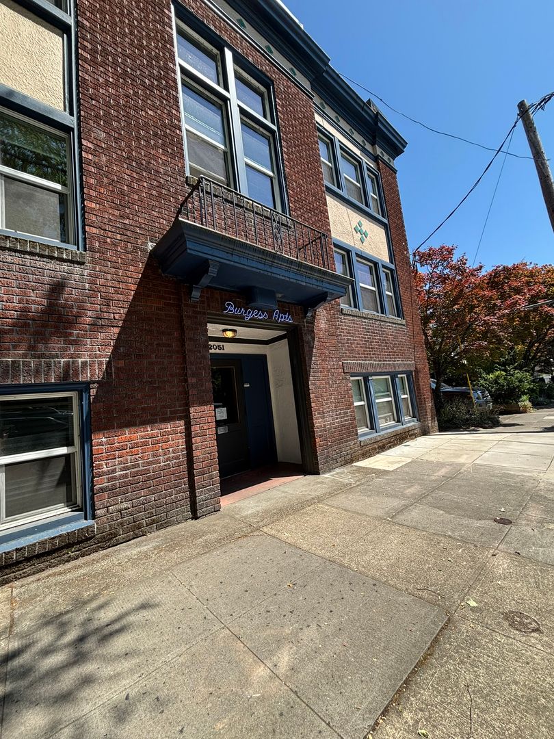 Portland Apartment: 2051 NW Lovejoy St.