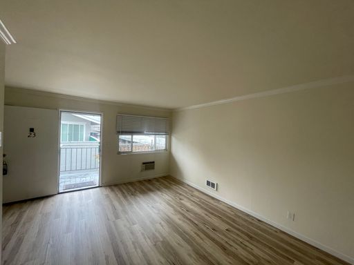 Modern 1 Bedroom w/Private Patio & Parking