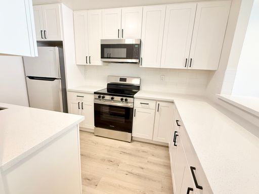 Central Sunset 2 Bedroom 1 Bathroom Flat w/Parking – photo 1