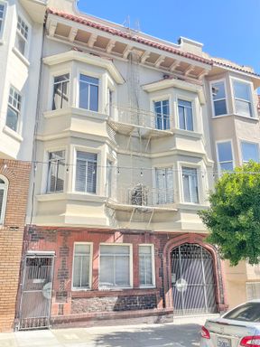 Remodeled Top Floor 1 Bedroom in Prime Location – photo 1