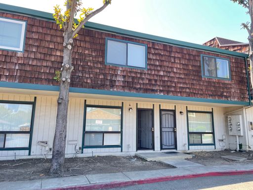 Spacious 2 level 2 Bed 1.5 Townhome in Prime Fairfield Location – photo 1