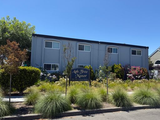 Completely Remodeled 2 Bedroom 1 Bathroom w/Parking – photo 1