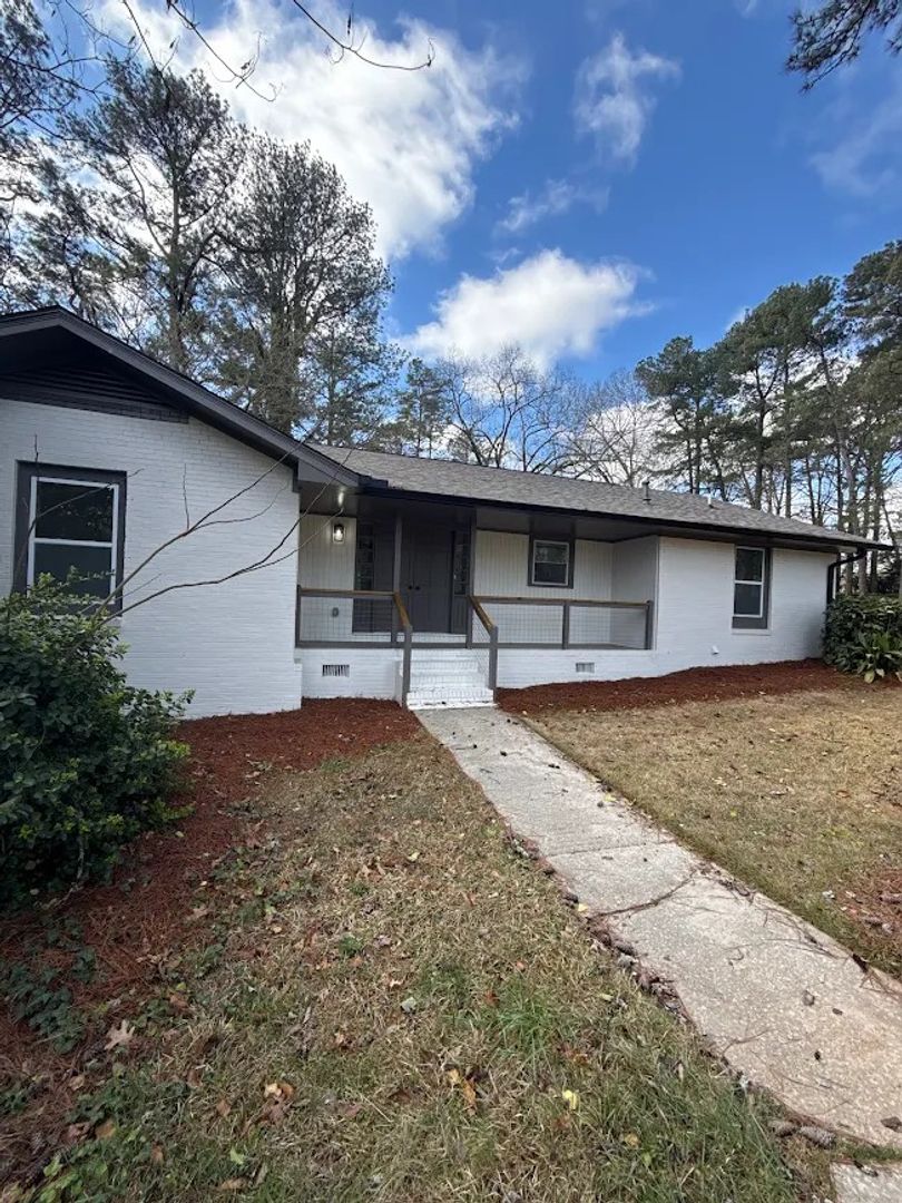 Decatur House: 4365 Langdon Dr