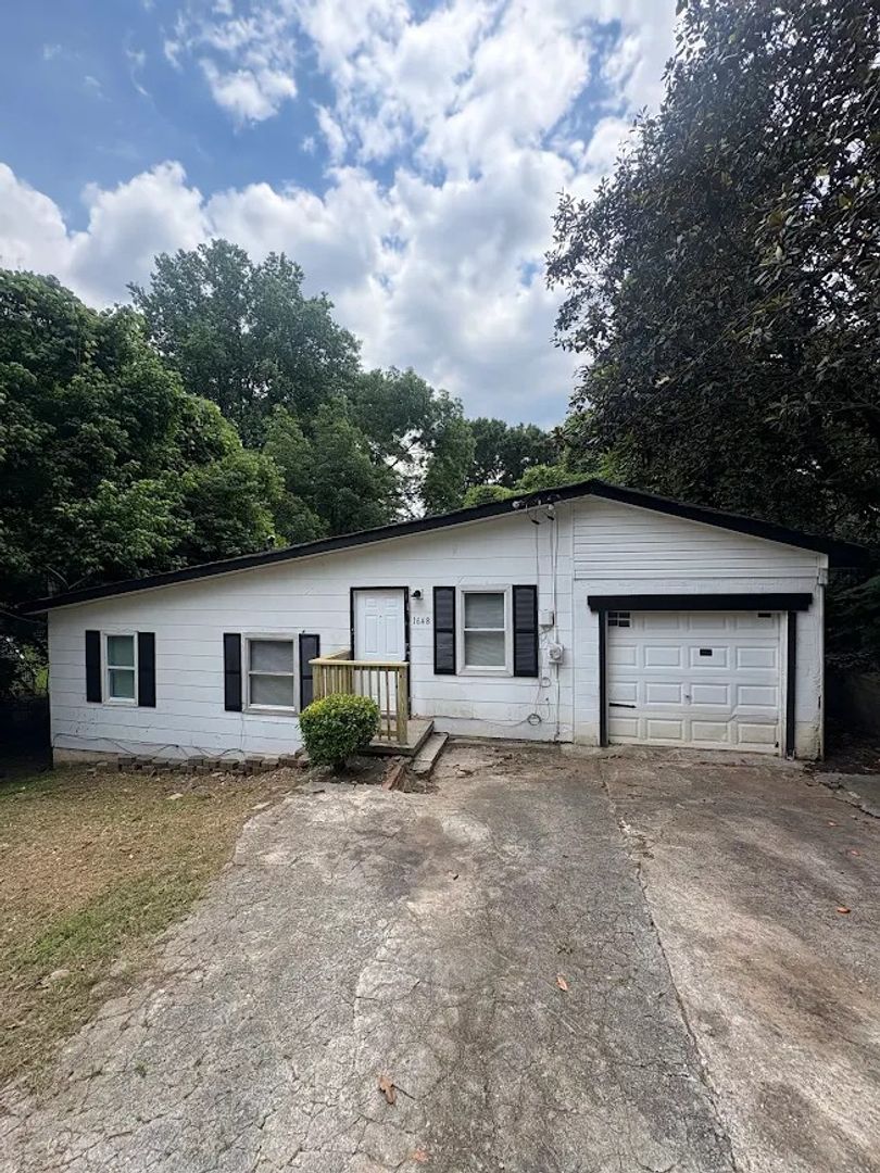 Atlanta House: 1648 Mary George Ave NW