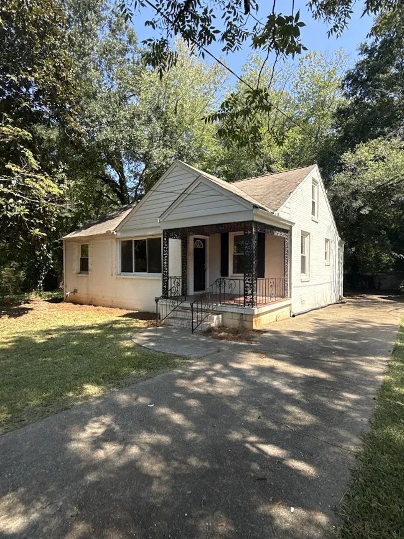 Decatur House: 1840 Glenhill Pl