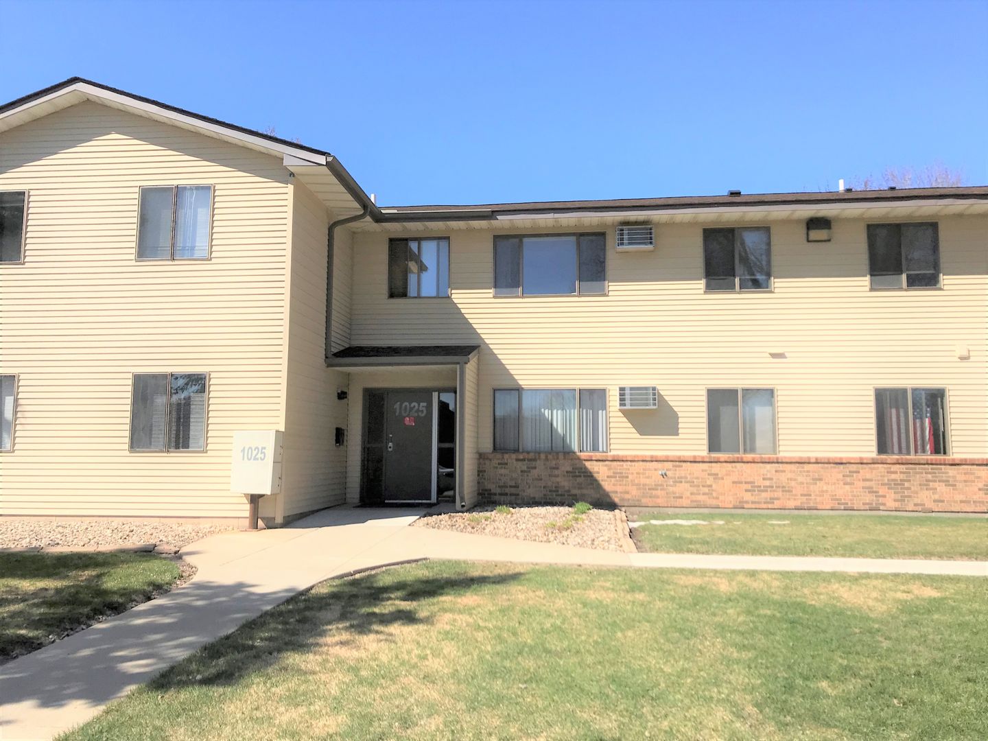 Watertown Apartment: 1025 7th Ave NE