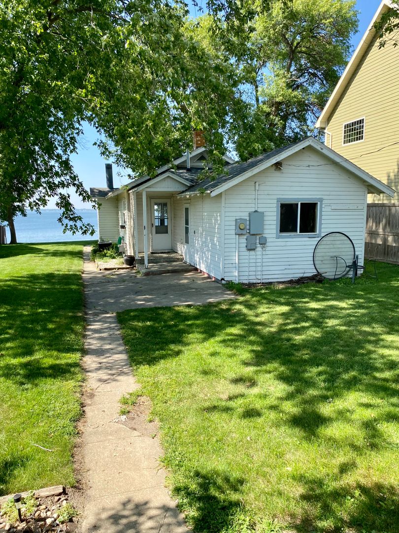 Watertown House: 218 S Lake Dr