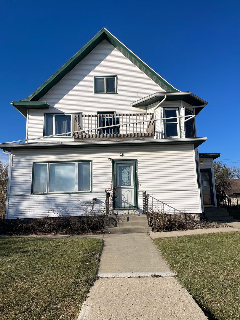 Webster Apartment: 611 W 1st Street