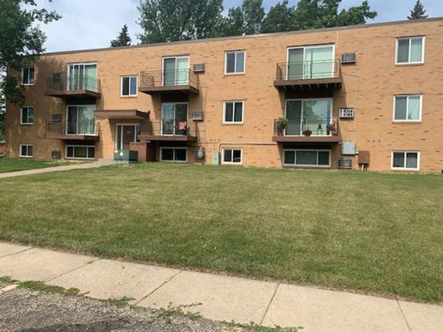 Watertown Apartment: 804 4th St NE