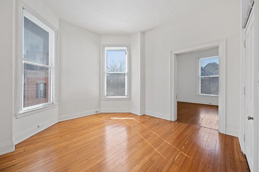 Spacious 2 Bedroom Apartment in Fantastic Location – photo 1