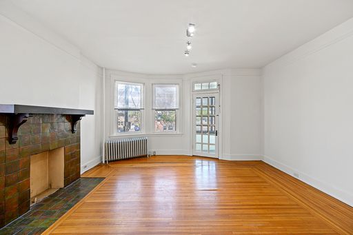 Spacious Gaslight 2 Bedroom – photo 1